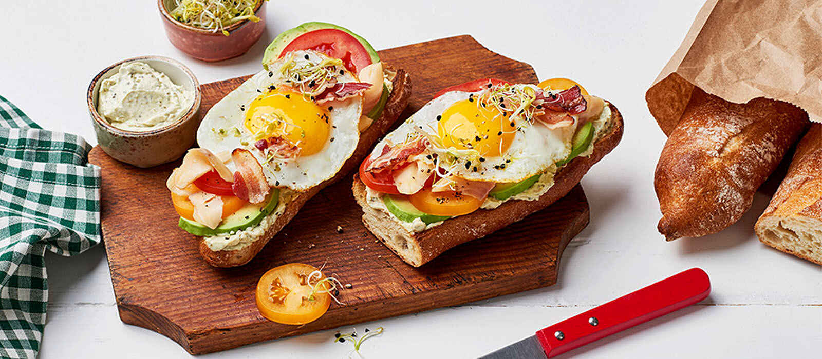 Royal belegtes Baguette mit Avocado und Speck