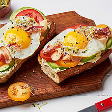 Was für eine royale Idee für ein belegtes Baguette. Avocado, Spiegelei, Speck und Brunch zum Abrunden.