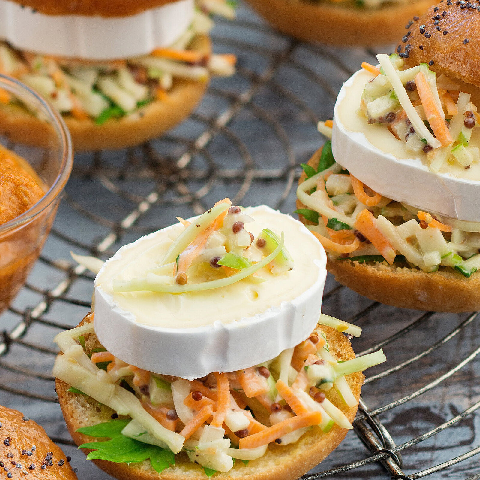 Mini Hamburger mit Käse und Coleslaw