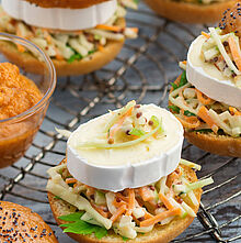 Mini Hamburger mit Käse und Coleslaw