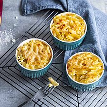 Mini Auflaufformen mit Rigatoni Quattro Formaggi gefüllt. Die Nudeln werden mit Taleggio, Parmesan, Mozzarella und einer Zwiebel-Sahne-Mischung überbacken. 