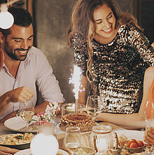 Gemütlicher Silvesterabend mit Freunden – Feier den Jahreswechsel