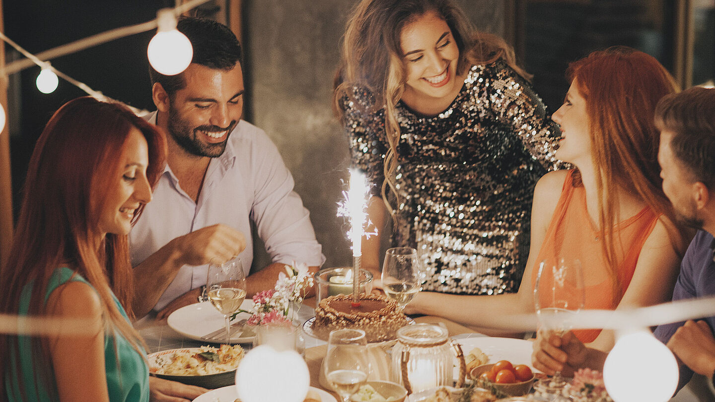 Gemütlicher Silvesterabend mit Freunden – Feier den Jahreswechsel