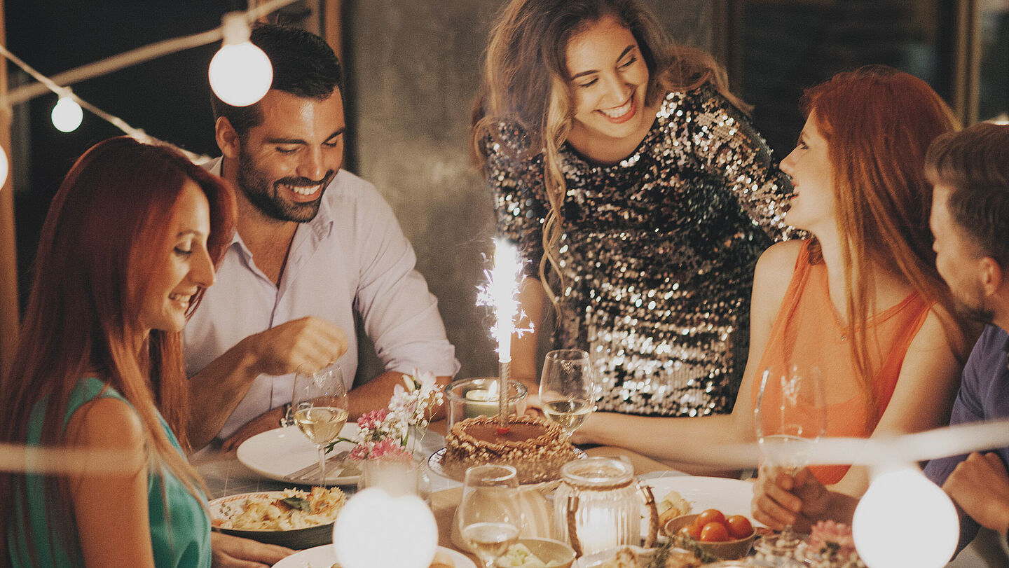 Gemütlicher Silvesterabend mit Freunden – Feier den Jahreswechsel