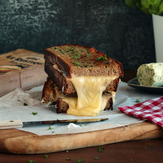 rezept-raclette-grilled-cheese-sandwich-1 Raclette Grilled Cheese Sandwich