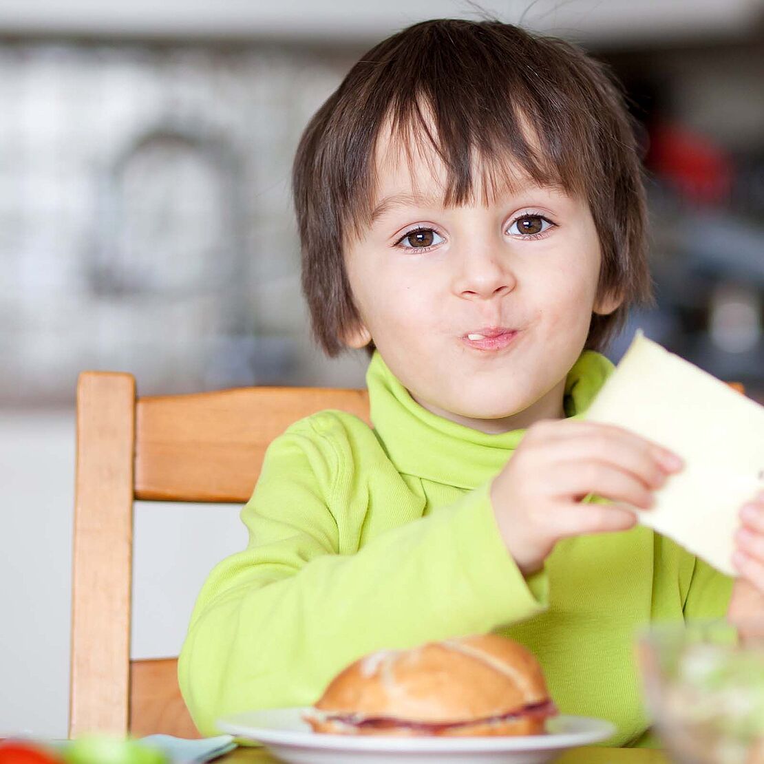 Kinderernährung – Ein Käsebrot schmeckt nicht nur lecker, sondern hilft bei der Entwicklung des Körperbaus. 