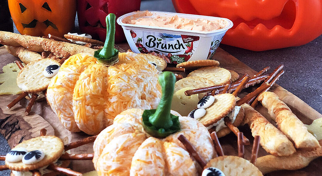 Halloween Käse-Kürbis mit gruseligem Spinnen-Cracker