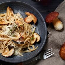 Portion Spaghettoni Cacio, Porcini e Pepe mit Steinpilzen und Giovanni Ferrari Parmesan