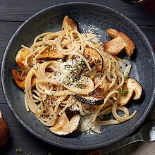 Portion Spaghettoni Cacio, Porcini e Pepe mit Steinpilzen und Giovanni Ferrari Parmesan