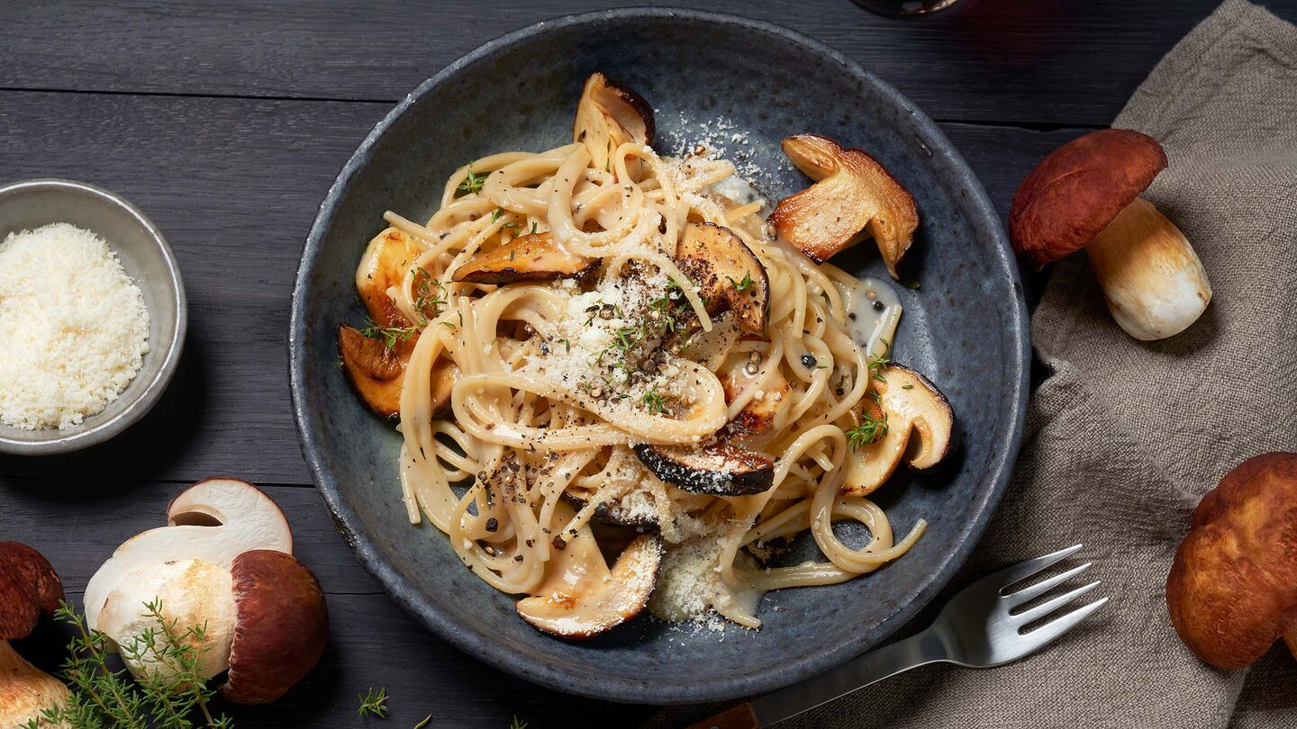 Steinpilz-Pasta mit Edizione del Maestro-Creme Portion Spaghettoni Cacio, Porcini e Pepe mit Steinpilzen und Giovanni Ferrari Parmesan