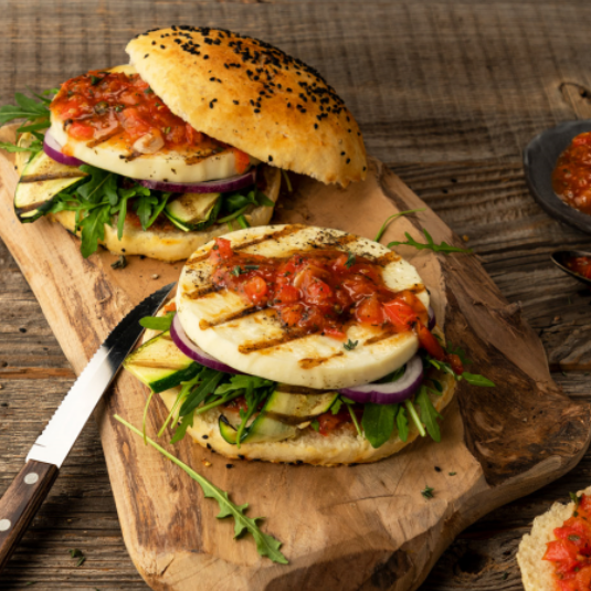 Vegetarischer Greek-Style Burger mit ISLOS Grillkäse, frischem Rucola Salat und Tomaten Chutney