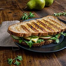 Grilled cheese sandwich mit Birne und Walnüssen