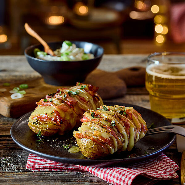 Gefächerte Ofenkartoffel mit Speck und Raclette