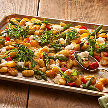 Rezept vom Blech: Gnocchi mit Pesto, grünem Spargel, Kirschtomaten und Mozzarella