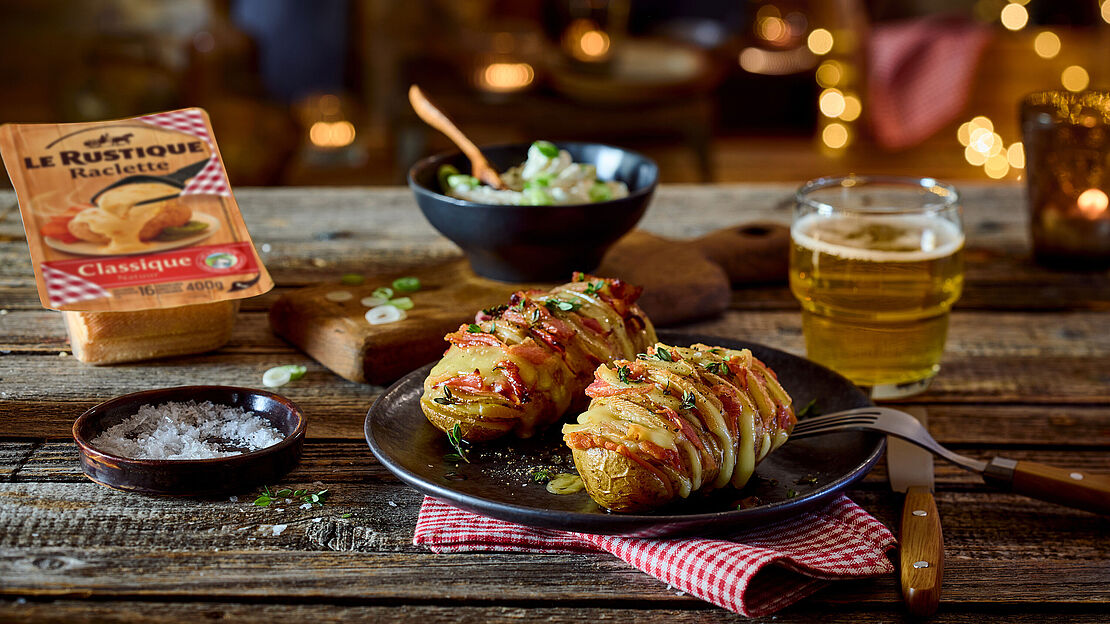 Gefächerte Ofenkartoffel mit Speck und Raclette