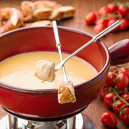 Tolle Rezeptidee: Käsefondue mit Klosterkäse und Laugengebäck