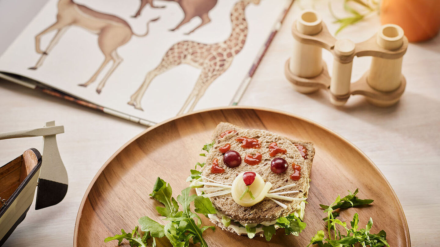 Ein kinderfreundliches Sandwich, gestaltet wie ein Safari-Tier, mit Käse und BBQ-Spots.