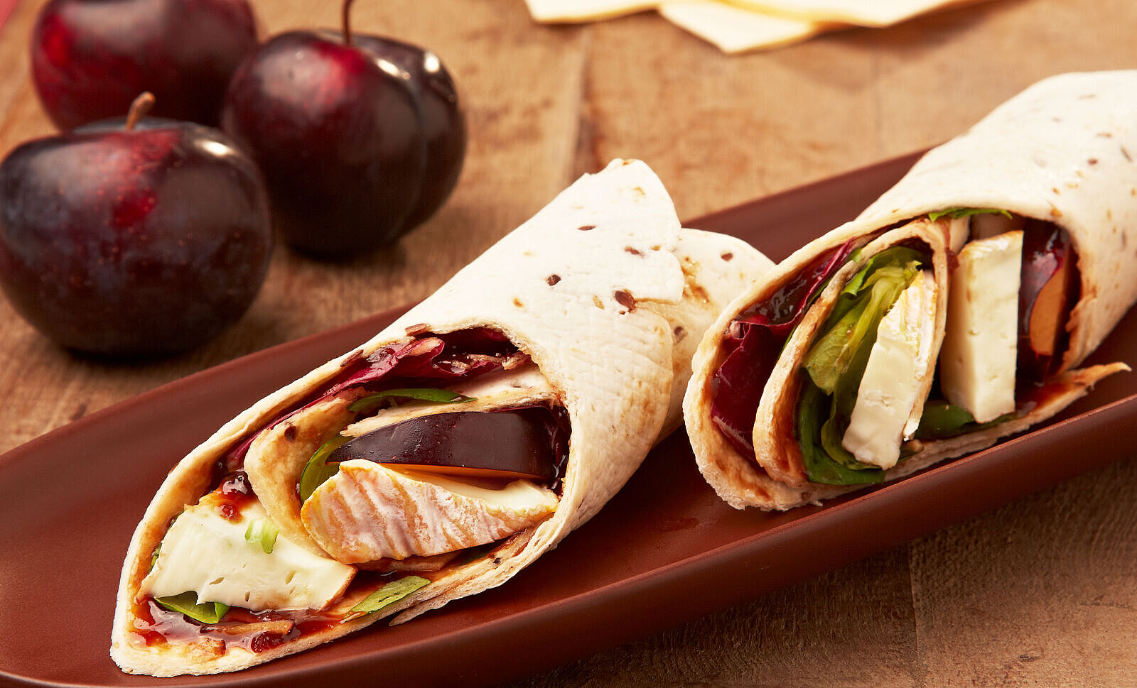 Fruchtiger Wrap mit Pflaumen, Radicchio und Saint Albray