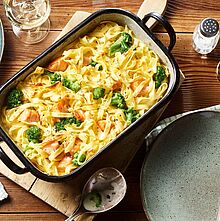 Ein herzhafter Lachsauflauf mit zarten Bandnudeln und Broccoli in einer Auflaufform zubereitet. Überbacken mit Käse - einfach köstlich!