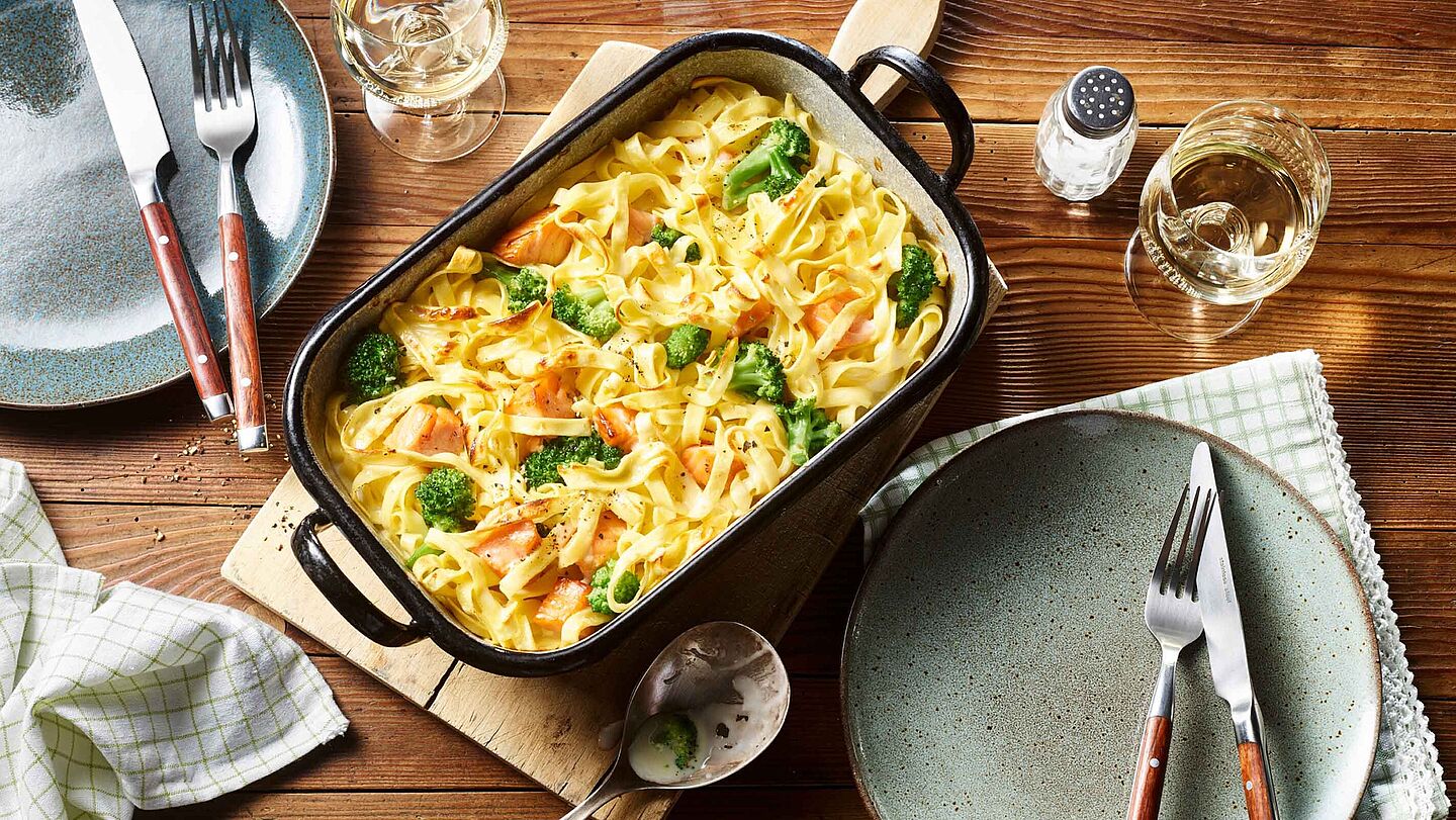 Ein herzhafter Lachsauflauf mit zarten Bandnudeln und Broccoli in einer Auflaufform zubereitet. Überbacken mit Käse - einfach köstlich!