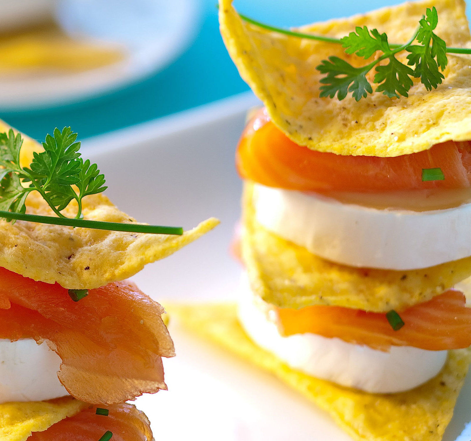 Nachotürme mit Käse und Lachs