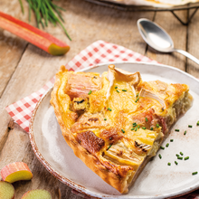 Traditionelle Tarte aus Mürbeteig, gefüllt mit Crème fraîche, Rhabarber und Camembert.