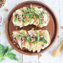 Briestulle mit Birne, Walnuss und Basilikum Briestulle mit Birne, Walnuss und Basilikum