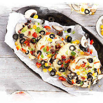 Pizzabrötchen mit Tomate-Ricotta Brunch Frischkäse und verschiedenem Gemüse