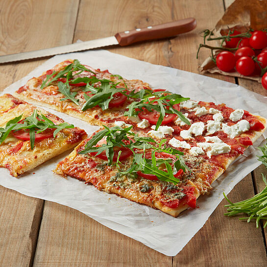 Ein würziger Genuss für echte Käse-Fans: die 4 Käse Pizza mit Saint Agur, Saint Albray, Chavroux und Giovanni Ferrari.