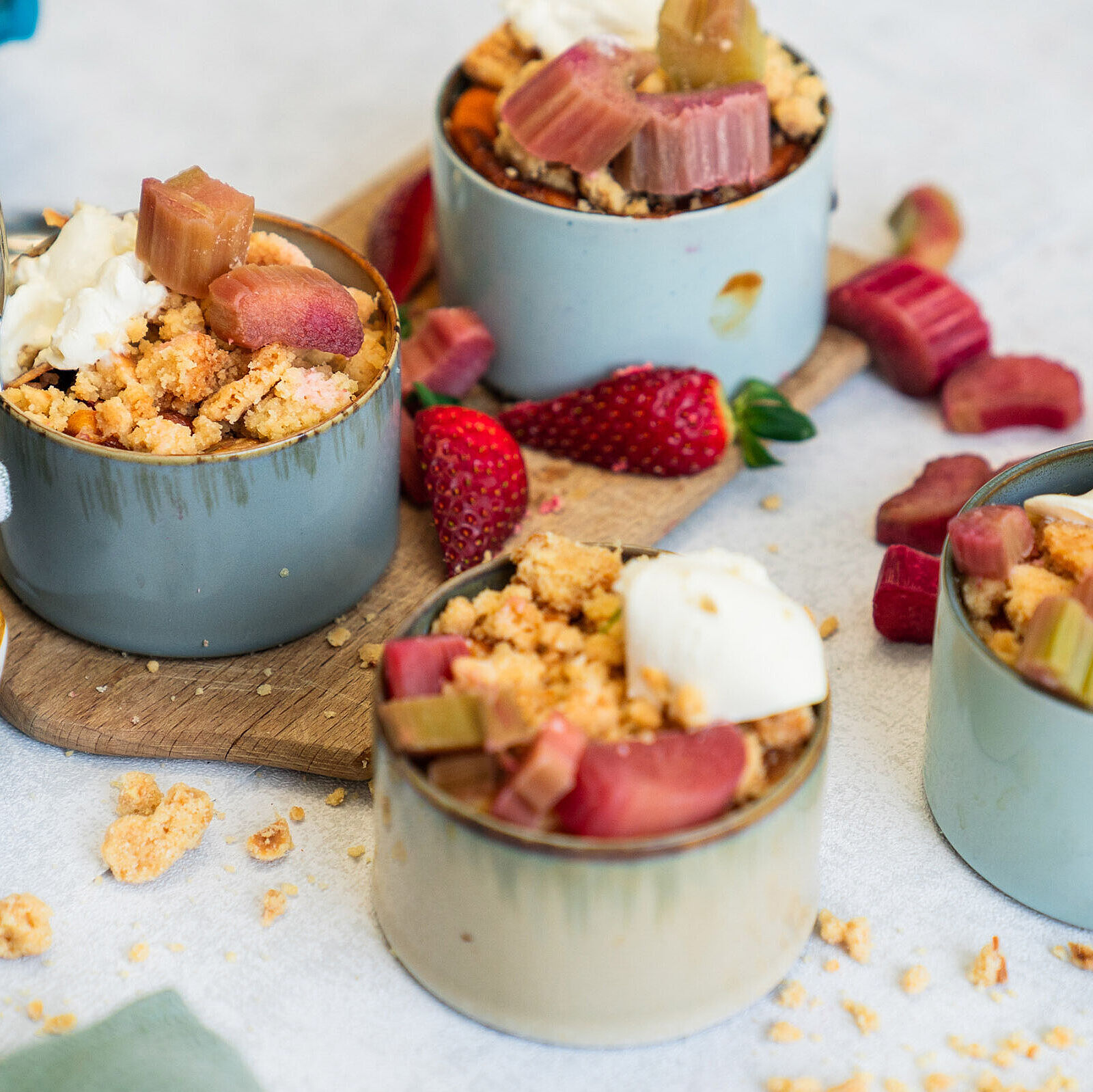 Erdbeer-Rhabarber-Cheesecake-Crumble