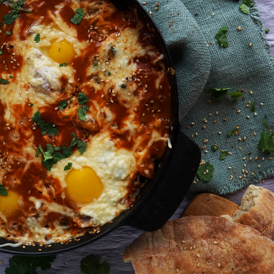 Kartoffel-Shakshuka mit geriebenem Gouda