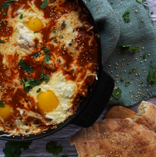 Kartoffel-Shakshuka mit geriebenem Gouda