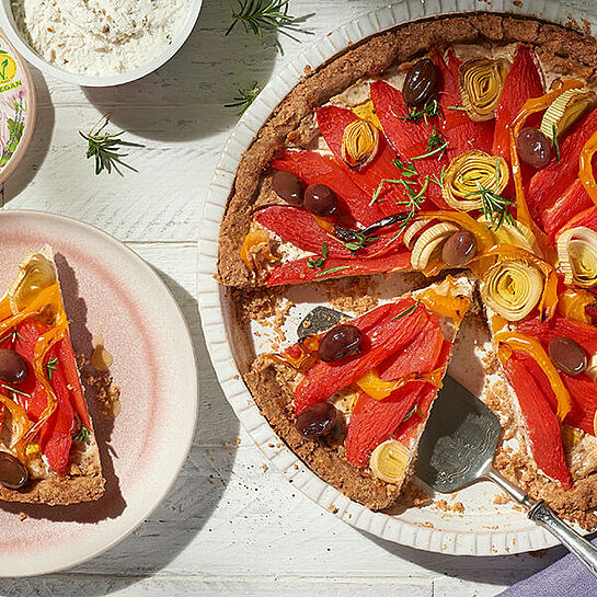 Sommerliche Gemüsequiche mit cremigem BRESSO 100% PFLANZLICH, saftigen Romatomaten und süßem Paprika, ideal für die vegane Ernährung