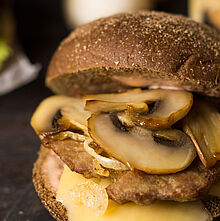 Rezept für Pilz-Burger mit Maronen-Pesto und Kathis Kräuterhof Waldzauber.