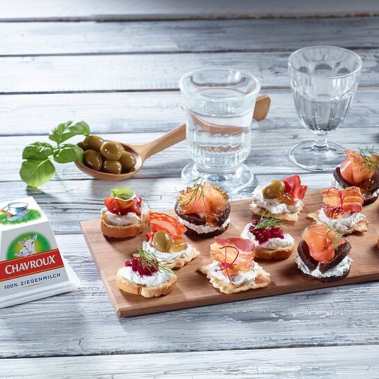 Garniertes Schneidebrett aus Holz mit Flying Food Häppchen in verschiedenen Varianten