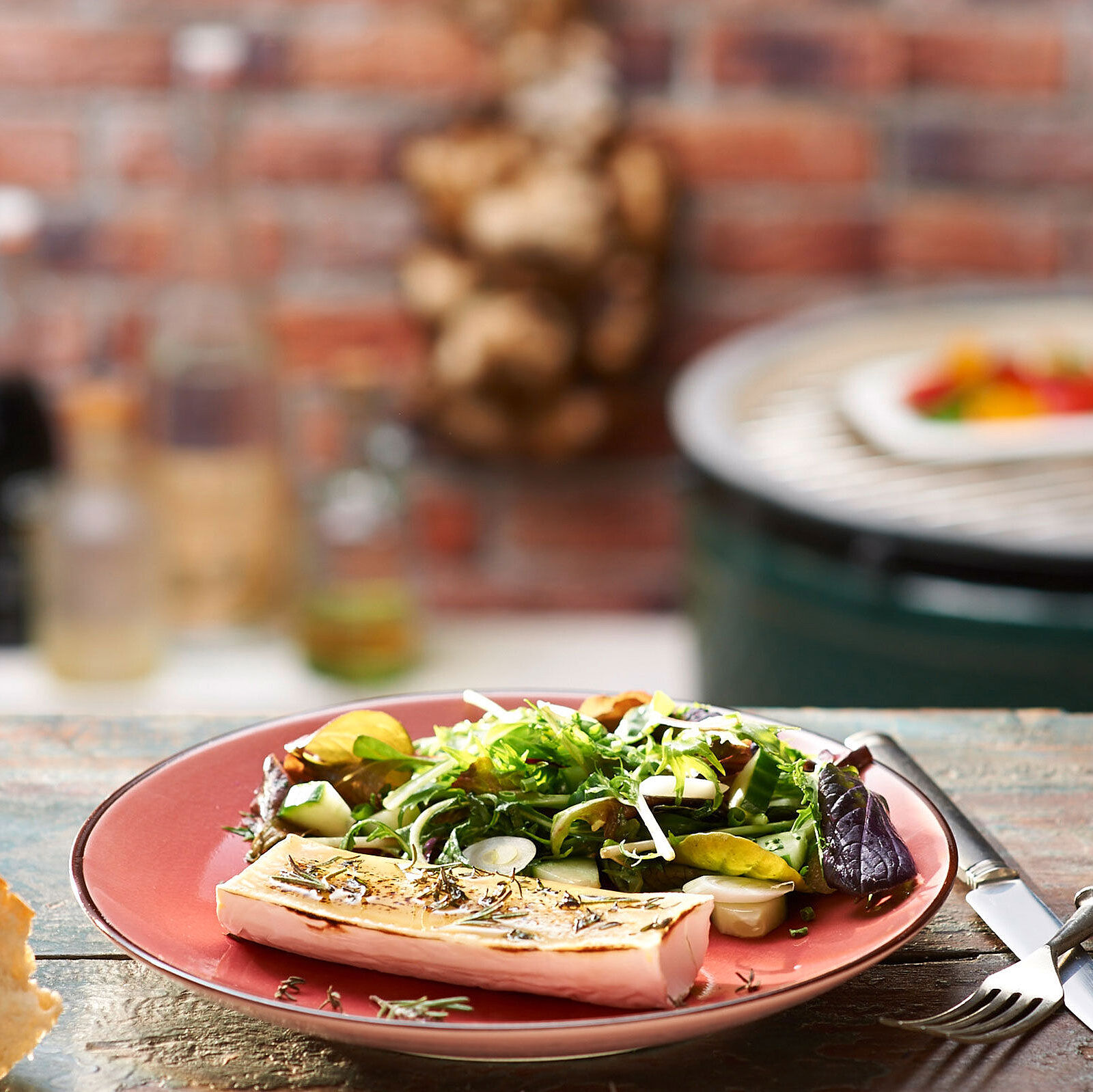 Gegrillter Käse mit Honig und Kräutern