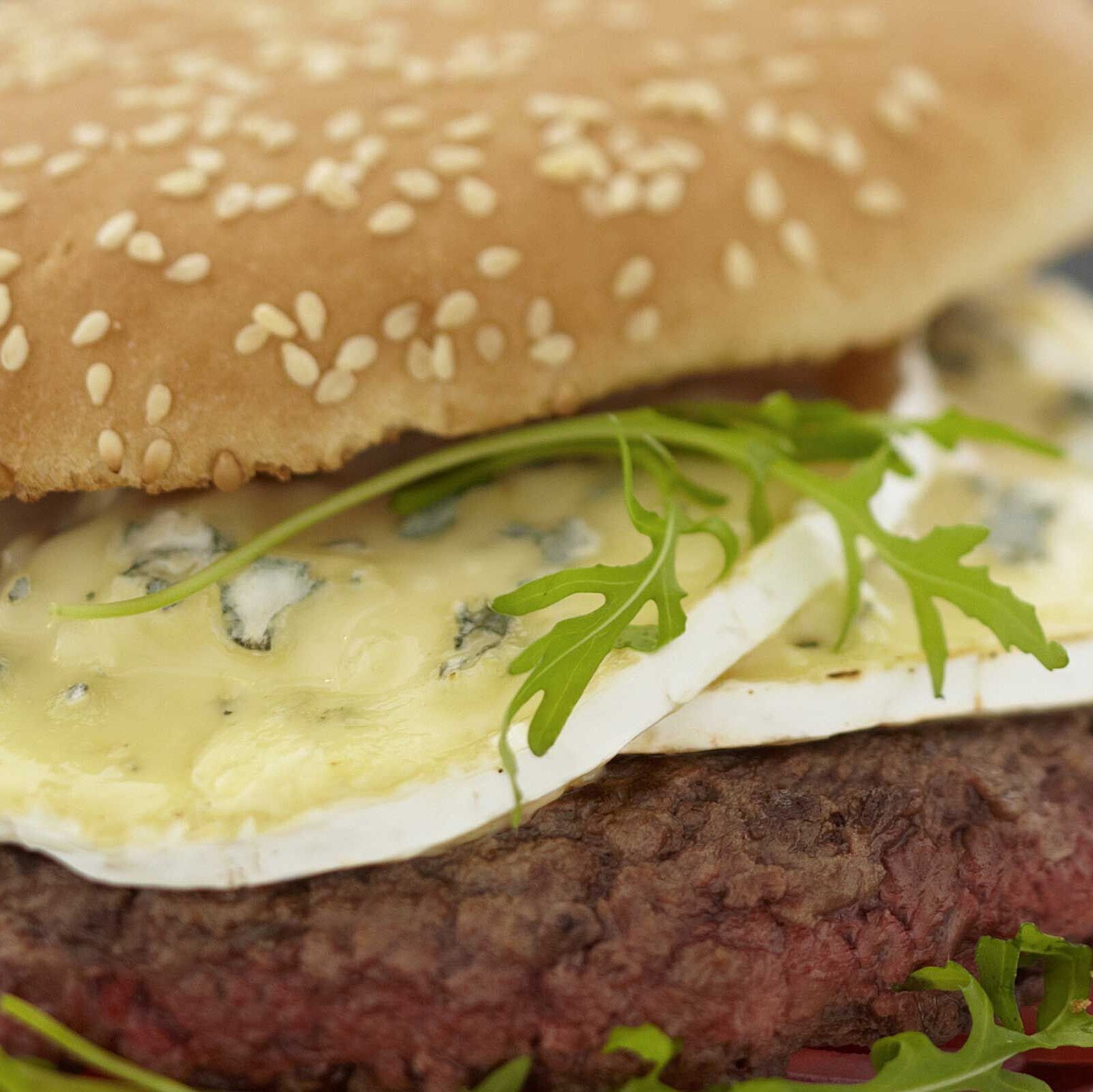 Burger mit Rochebaron Blauschimmelkäse