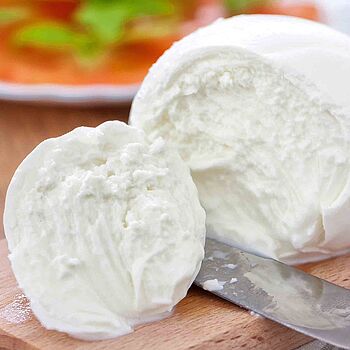 Porzellanweißer original Büffelmozzarella aus Italien. Traditionell wird der Käse in Kampanien und Apulien produziert