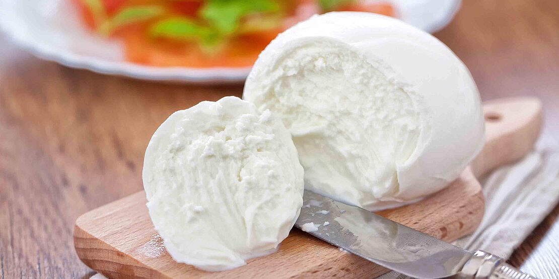 Porzellanweißer original Büffelmozzarella aus Italien. Traditionell wird der Käse in Kampanien und Apulien produziert