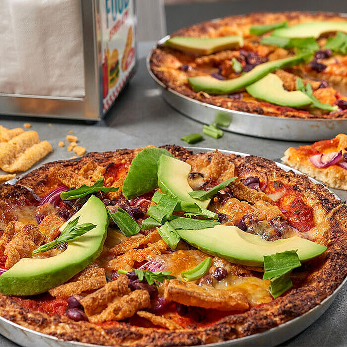 Eine luftig-leichte Pizza mit geringem Kaloriengehalt und einer köstlich geschmolzenen Käseschicht in einer runden Form