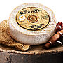 Die Weichkäse-Spezialität Au Bouchon erkennt man sofort am Korken im Käse. 