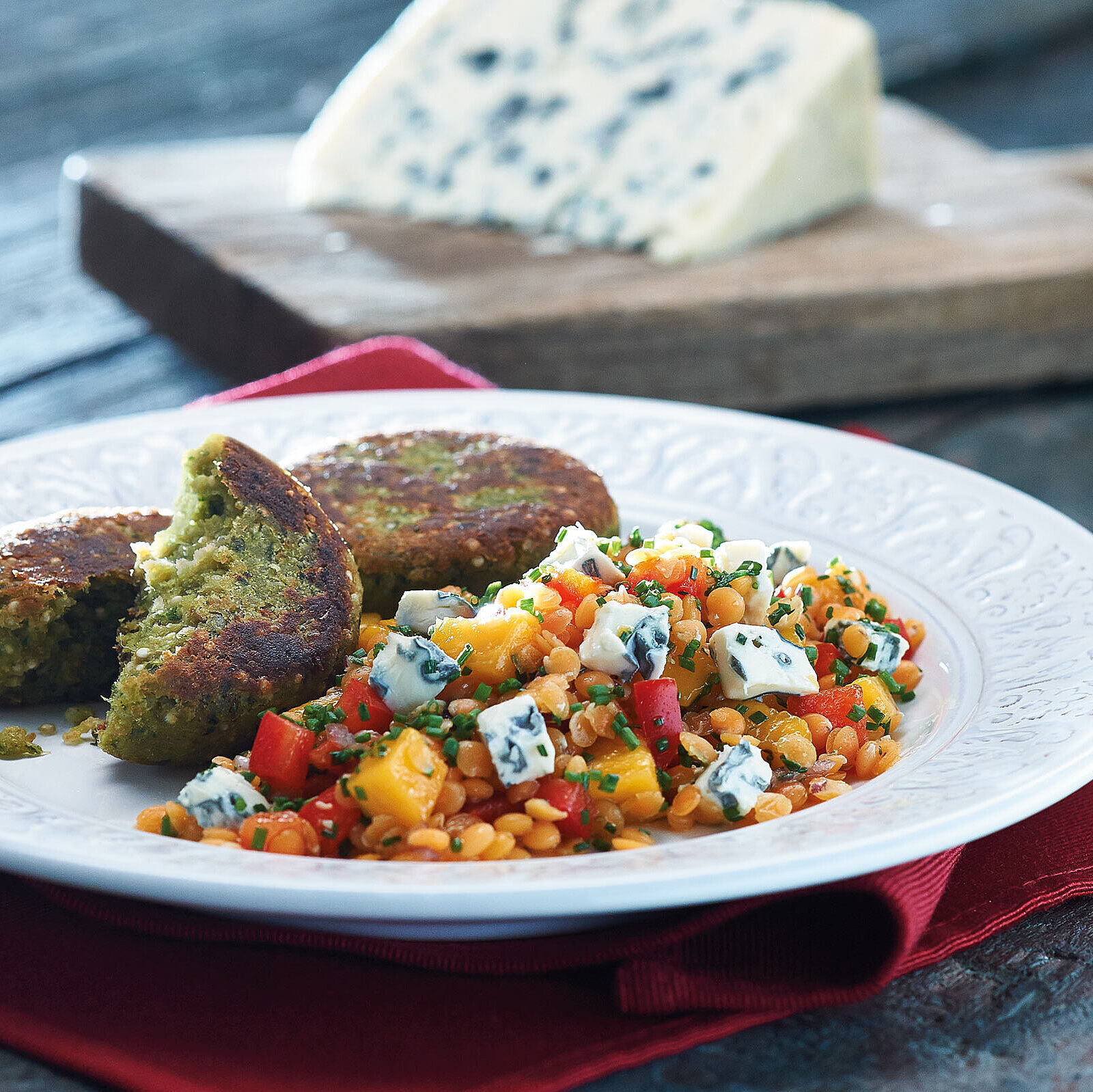 Quinoa-Bratlinge mit Linsensalat