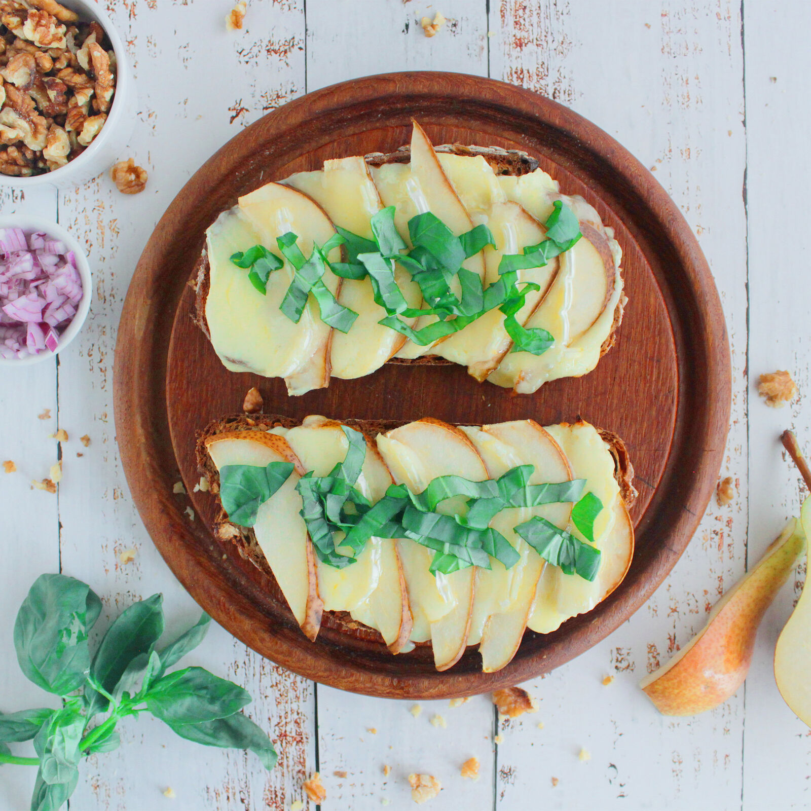 Warme Stulle mit geschmolzenem Brie und Birne