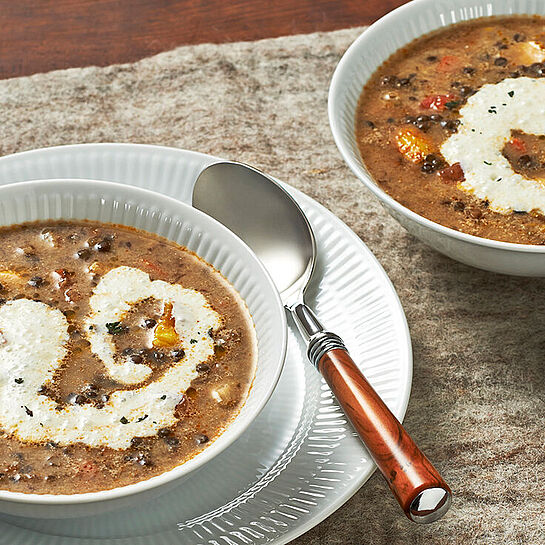 Die Linsensuppe mit Hähnchenbrust wärmt an kalten Wintertagen.