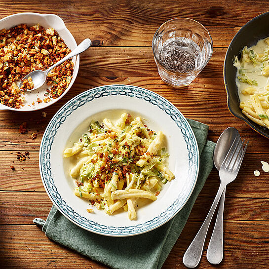 Serviert in einer rustikalen Pfanne: Leckere Käse-Lauch-Pasta mit MILKANA Gauda und Pangrattato