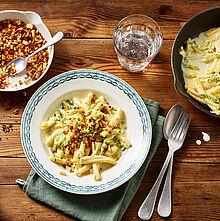 Serviert in einer rustikalen Pfanne: Leckere Käse-Lauch-Pasta mit MILKANA Gauda und Pangrattato