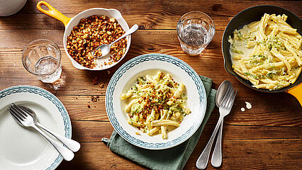 Serviert in einer rustikalen Pfanne: Leckere Käse-Lauch-Pasta mit MILKANA Gauda und Pangrattato