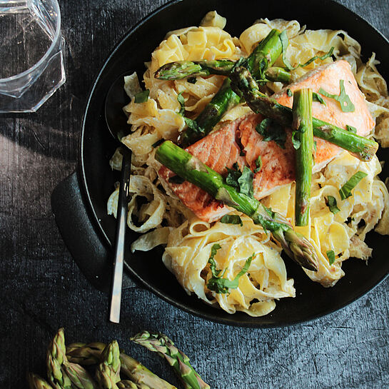 Frische Tagliatelle mit zartem Lachs und knackigem grünen Spargel, verfeinert mit einer cremigen Zitronensoße und BRESSO Frischkäse.