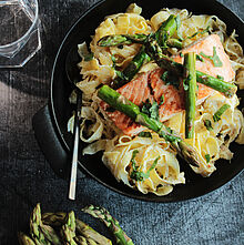 Frische Tagliatelle mit zartem Lachs und knackigem grünen Spargel, verfeinert mit einer cremigen Zitronensoße und BRESSO Frischkäse.