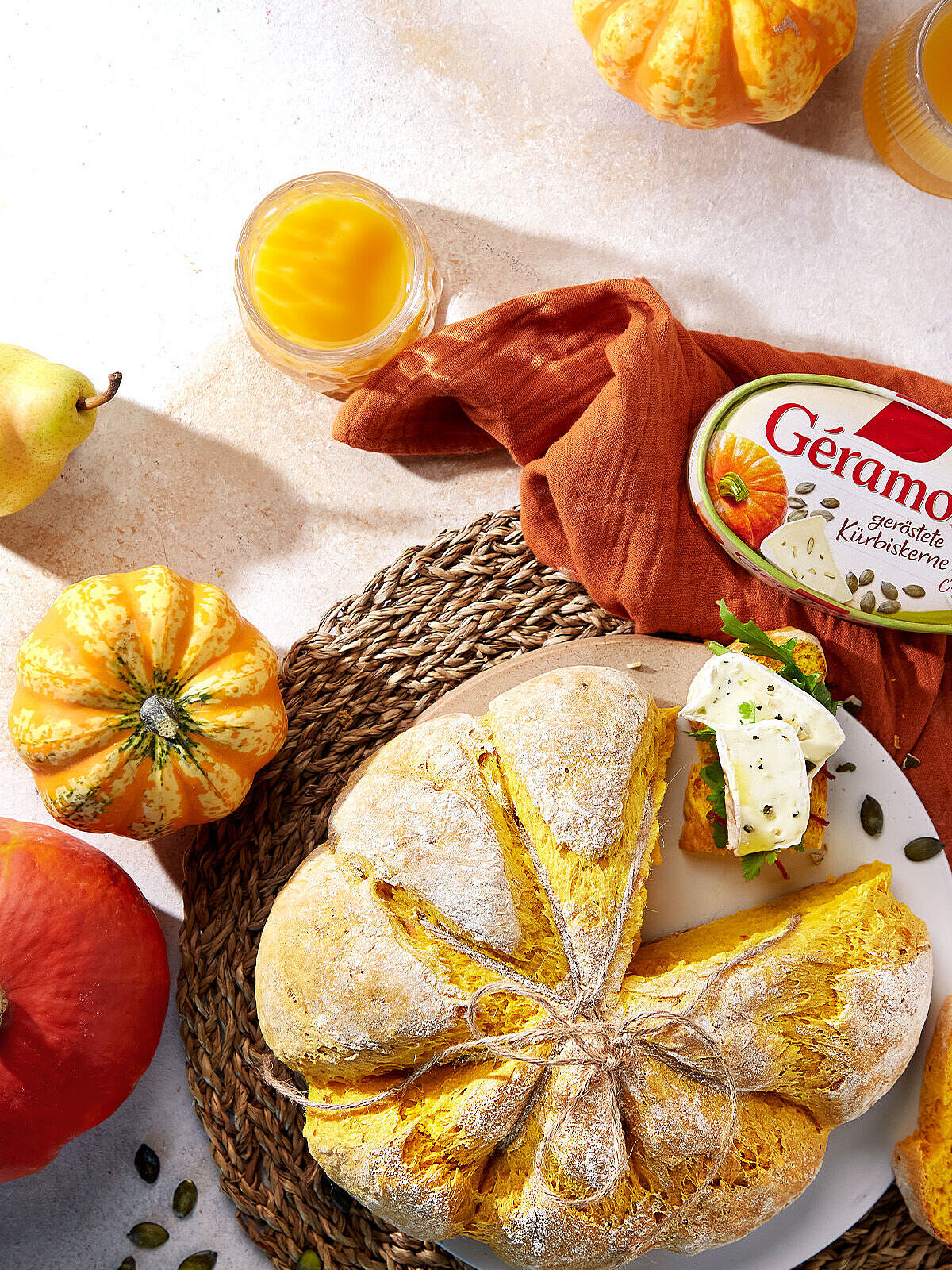 Selbstgebackenes Kürbisbrot mit Géramont